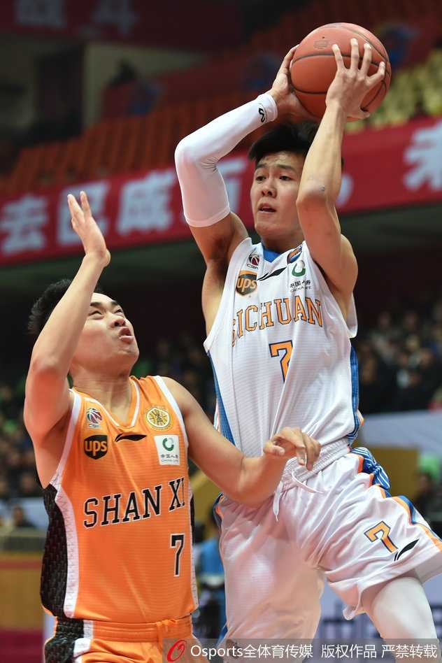 四川队年轻后卫黄荣奇持球飞速突破山西队的防线，他眼神坚定，速度快得带起一阵风，展现出初生牛犊不怕虎的锐气