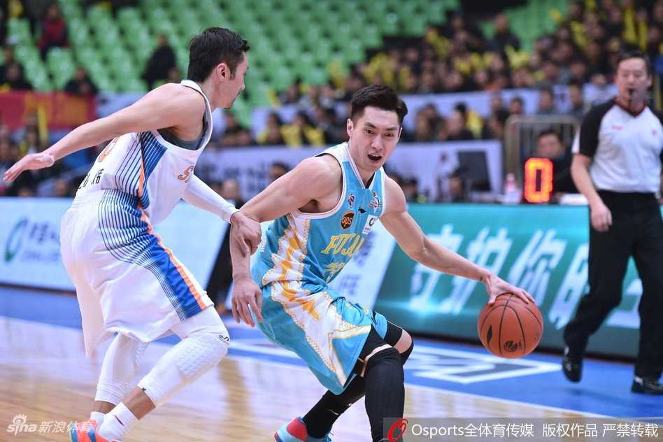 福建射手赵泰隆手起刀落，他在三分线外接球后稍作调整，无视扑防的对手，以标准的美式投篮动作将球稳稳送入网窝，此役他手感滚烫，化身球场冷血杀手。