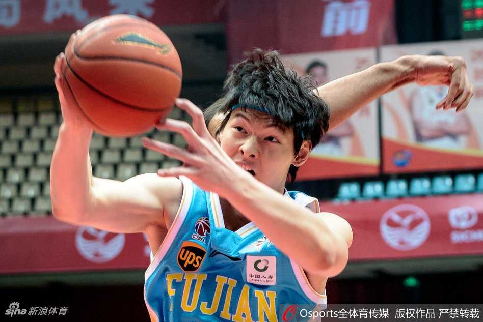 福建外援哈里斯如猎豹般直杀篮下，他迎着防守高高跃起，在空中滑翔后以一记势大力沉的单手劈扣点燃全场，完美展现了他的爆发力与冲击力。