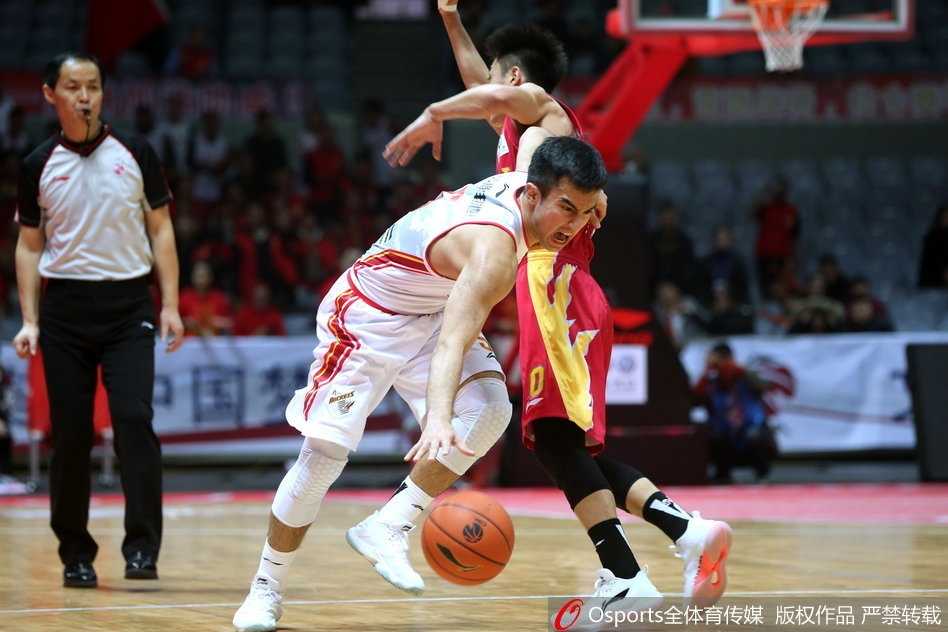 广州内线汉斯布鲁拼尽全力卡位抢板，肌肉碰撞之声仿佛能透过屏幕传出来，充满了力量感。