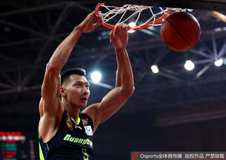 广州外援克里斯顿犹如穿花蝴蝶，在广东队的重重包围中强行突破上篮，展现出超强的个人能力。