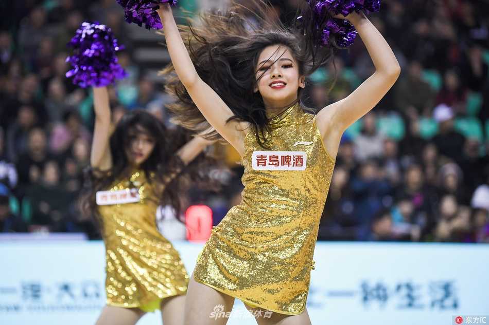 镜头特写下，篮球宝贝眼神专注而坚定，她们用最饱满的热情对抗着比赛的紧张与喧嚣