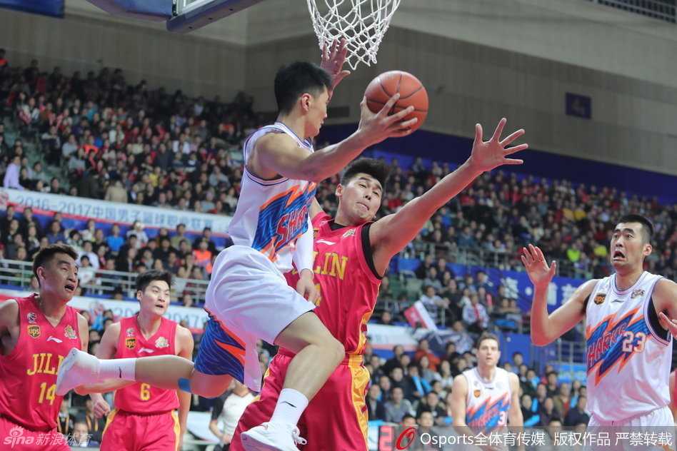 刘晓宇突破至禁区边缘，面对补防球员，巧妙地将球从人缝中传给底线空切的队友，盘活全队进攻。