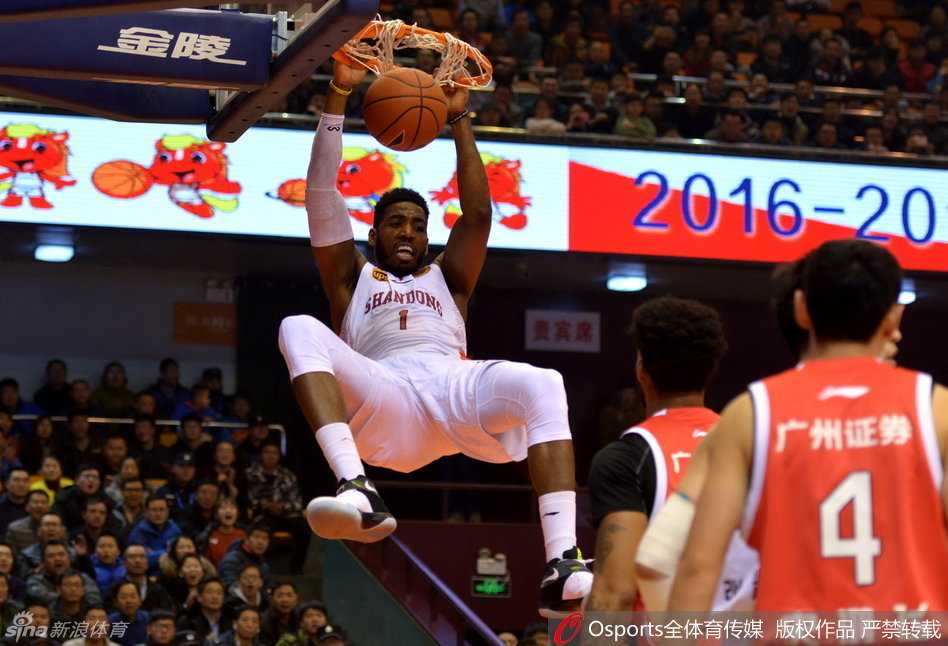 山东队大外援汤普森在对方内线头顶双手大力灌篮，势大力沉，仿佛要将篮筐砸碎，山东替补席瞬间沸腾