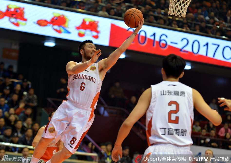 广厦队灵魂林志杰在山西主场顶住压力，稳稳命中一记三分球，手起刀落间尽显宝岛野兽的杀手本色