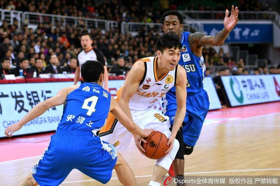 布鲁克斯面对山西队防守球员，眼神犀利，手腕轻抖，篮球划出一道美妙的弧线应声入网，这一刻他仿佛化身杀神，令对手防线土崩瓦解。