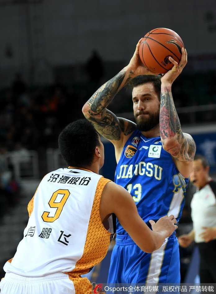 山西队核心斯科拉在江苏队多人包夹下依然面无惧色，他凭借强壮的身体卡住位置，高高跃起摘下前场篮板，眼神中透露出“钻石”般坚毅的斗志。