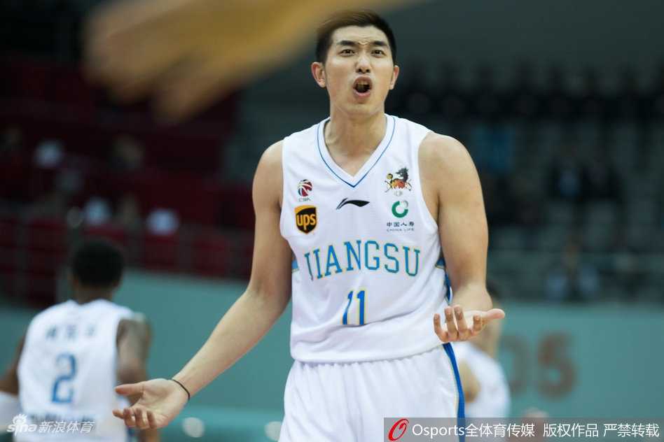 布鲁克斯在浙江队严密防守下依旧冷静出手，篮球划过一道完美弧线直钻篮网