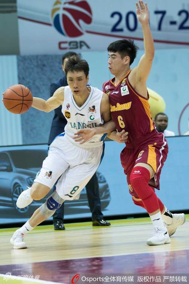 江苏内线悍将李原宇高举高打，面对封盖巧妙挑篮得手，点燃全场激情