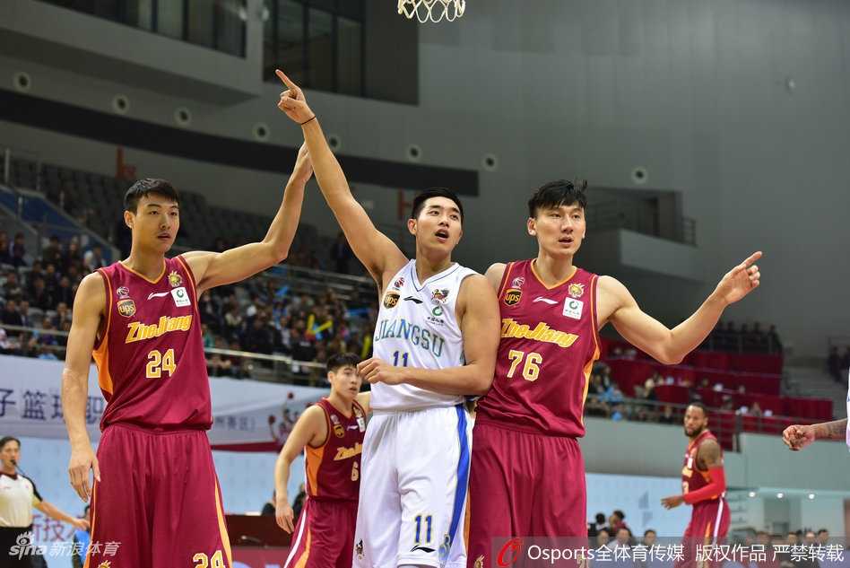 马尚布鲁克斯闲庭信步般运球过半场，眼神犀利寻找着撕破防线的绝佳时机