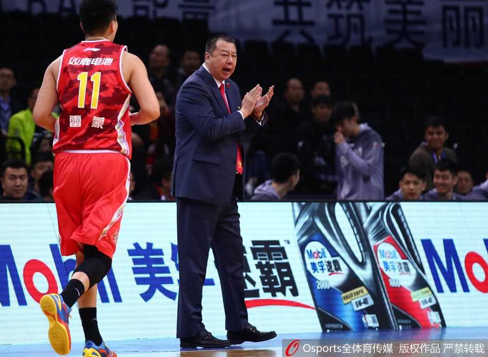 八一队当家球星雷蒙在三分线外坚决出手，皮球划过一道完美的弧线直钻网窝，这一刻他紧握双拳，点燃了全队的斗志。