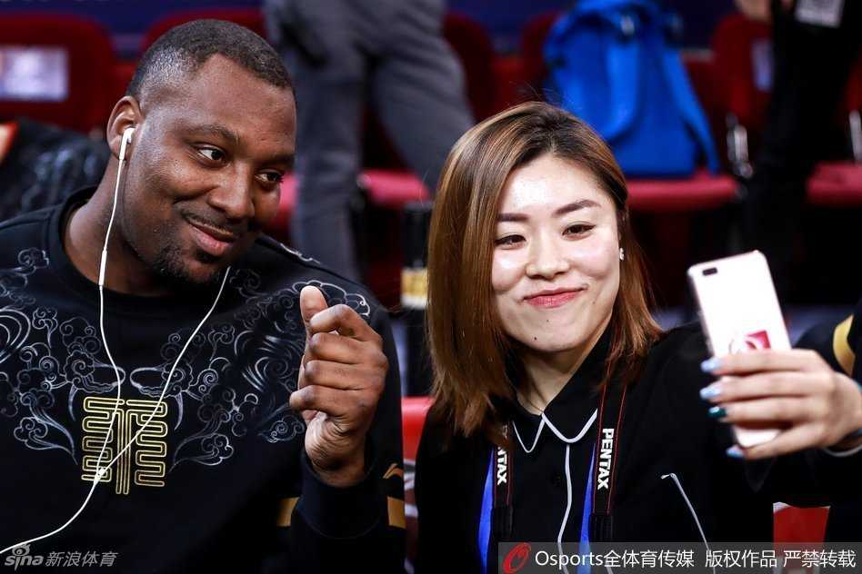 马布里在赛后神情落寞地坐在替补席上，用毛巾裹住头，汗水顺着脸颊滑落，眼神空洞地望着地板，周身散发着无尽的遗憾与不甘。