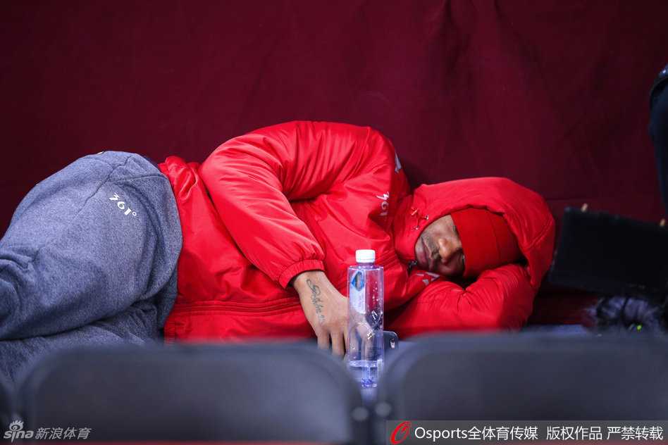 丁彦雨航在空旷的训练馆里加练投篮，汗水湿透了背心，他目光如炬，死死盯着篮筐，仿佛要把所有的梦想都投射进那个小小的铁圈里。