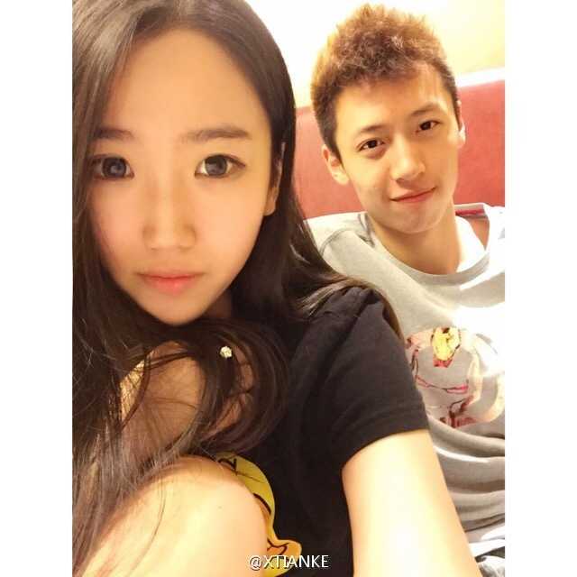 李根的妻子，拥有博士学位的她气质温婉知性，身穿简约便装，面露幸福微笑，展现出不同于镁光灯下的低调与内涵。