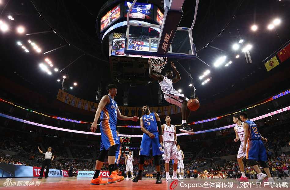 周琦在篮下与亚当斯上演精妙配合，他高高跃起，空中接球后顺势将球扣入，整个动作一气呵成，展现了极佳的空中接力默契