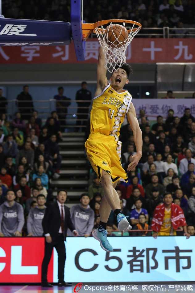 丁彦雨航如尖刀般撕破福建队防线，在对抗中失去平衡前将球抛向篮筐，打成致命二加一