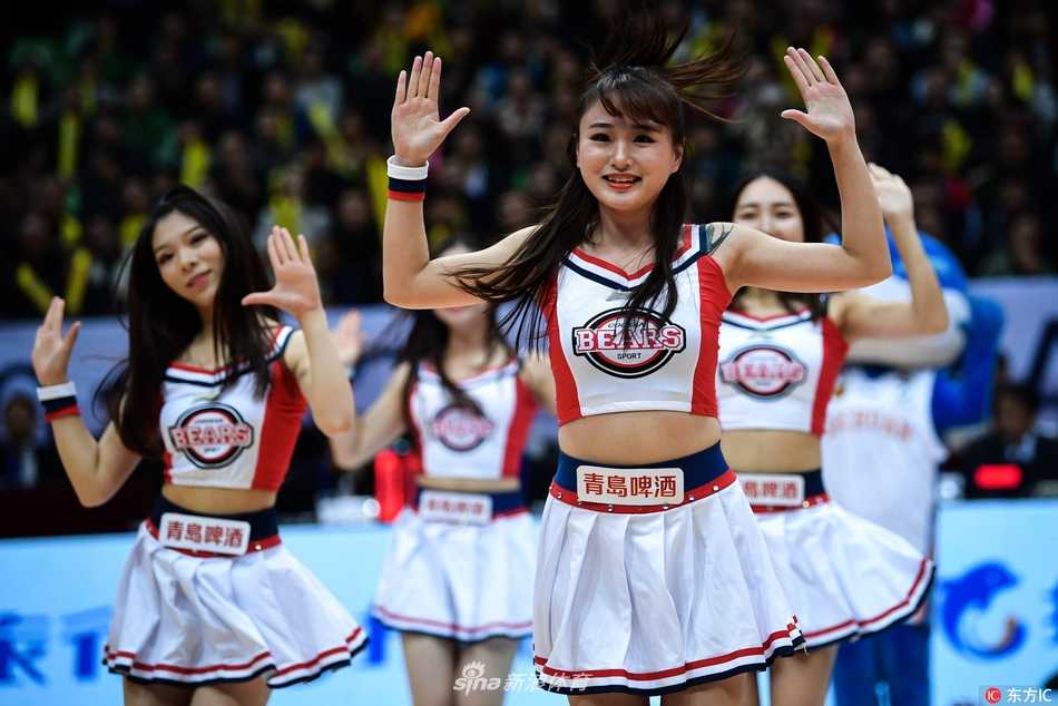 伴随着动感十足的音乐，八一双鹿电池队的啦啦宝贝们挥舞着金色花球，动作整齐划一，充满爆发力，她们用激情四射的表演为寒冷的冬夜注入了无限活力。