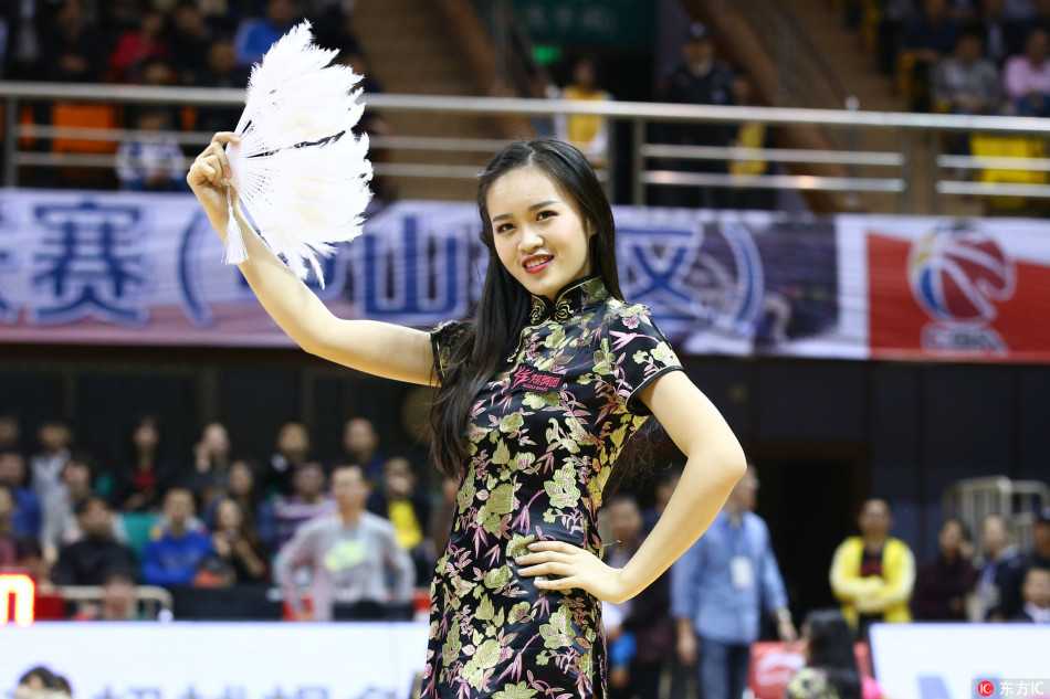 灯光聚焦，这位宝贝伸展修长的手臂，面带迷人微笑，高难度的舞蹈动作展现出扎实的舞蹈功底与柔韧身姿。