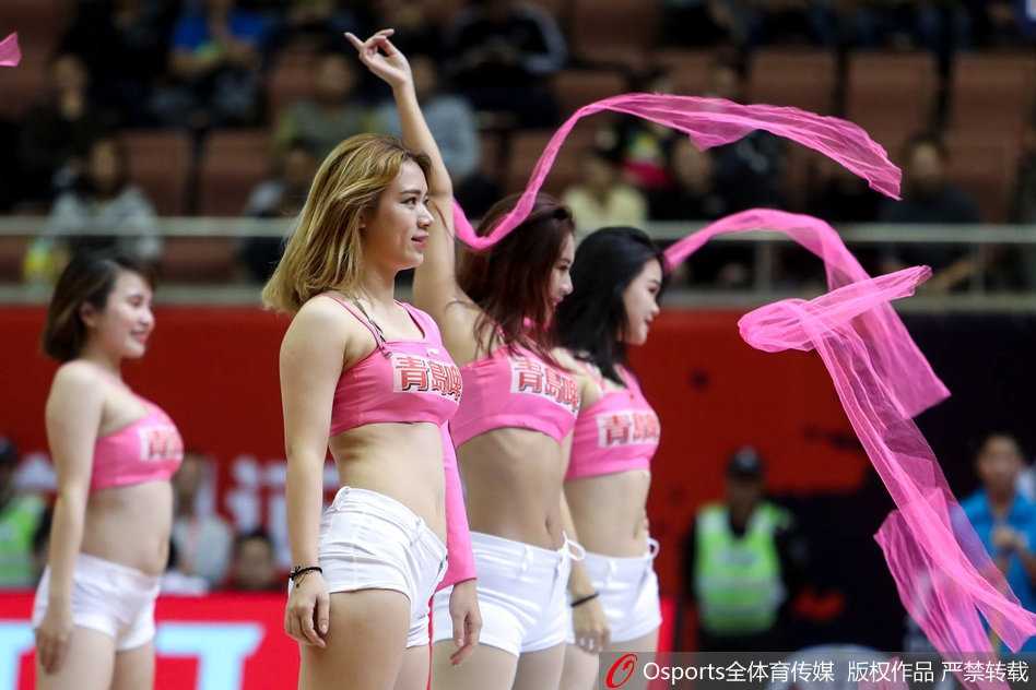 伴随着动感的音乐，篮球宝贝们在广州体育馆中央排成整齐的队列，她们动作整齐划一，修长的身姿在聚光灯下显得格外耀眼。