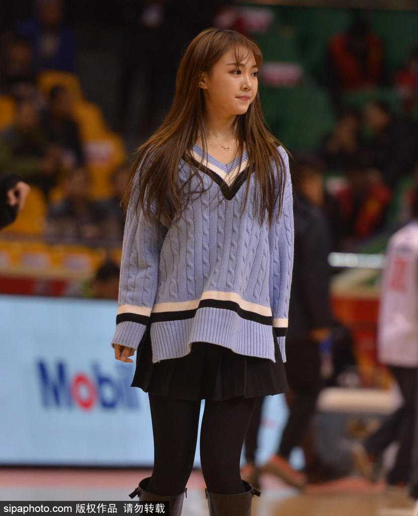 两名队员正在进行高难度的配合练习，队员单膝跪地作为支撑，另一名队员身体后仰与之形成稳固的三角形，她们的表情严肃认真，肌肉线条因为发力而格外明显。