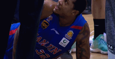 动态图中，霍尔曼倒地瞬间右膝明显反向扭曲，身体因剧痛而抽搐，场边的队医和队友以冲刺速度向他奔去，紧张气氛溢出屏幕。