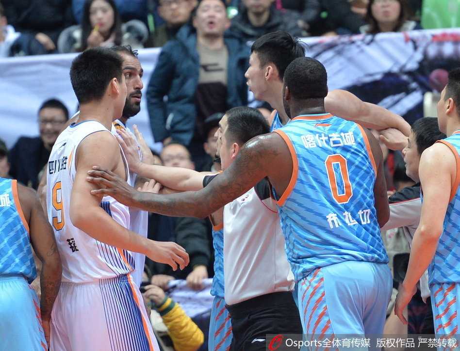 冲突过后，裁判正在观看录像回放，场边教练和球员都在焦急等待最终的判罚结果。