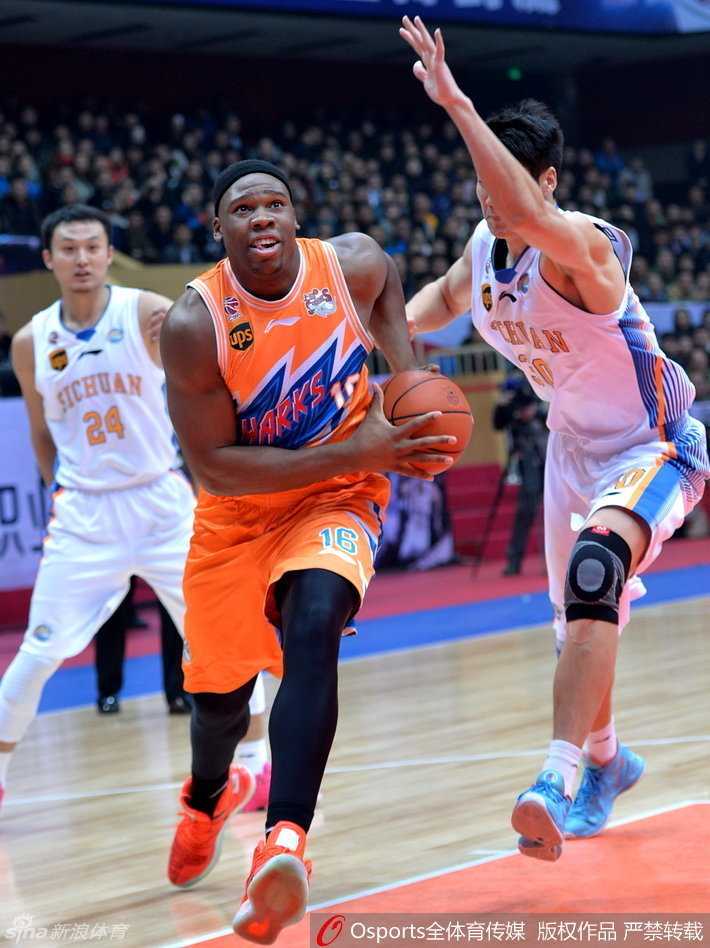 四川队球员在哈达迪的掩护下，巧妙地将球传给切入底线的队友，助攻其轻松上篮得分