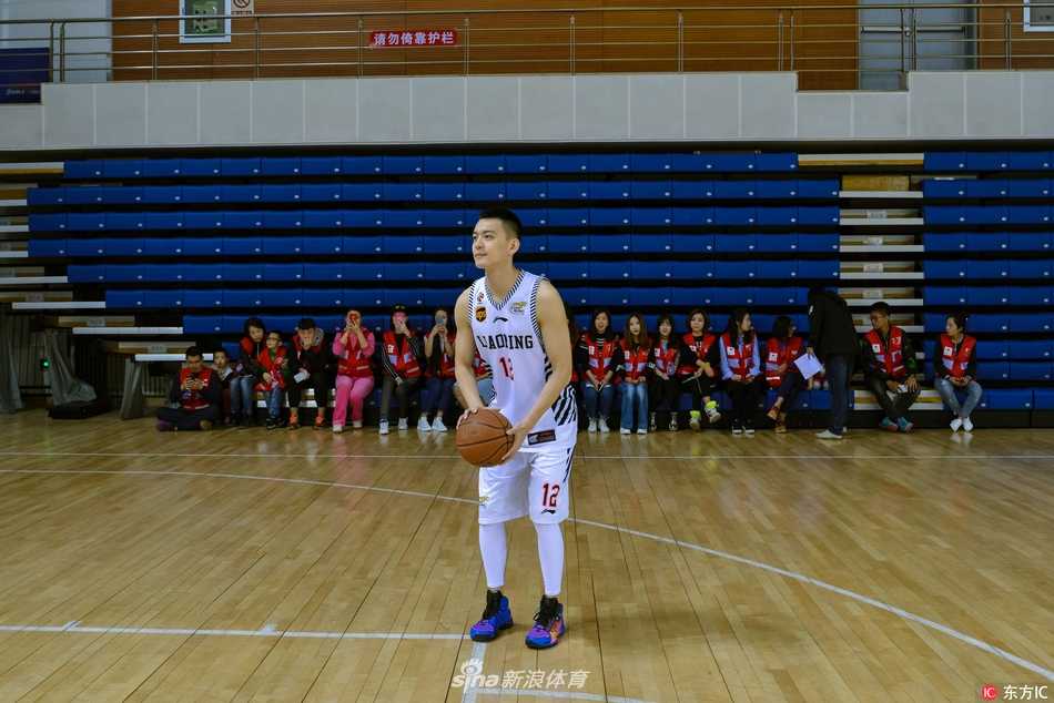 活动现场人气爆棚，杨鸣被身穿红衣的狂热粉丝们里三层外三层地包围，他手中的笔一刻不停，耐心地满足着每一位粉丝的签名请求。