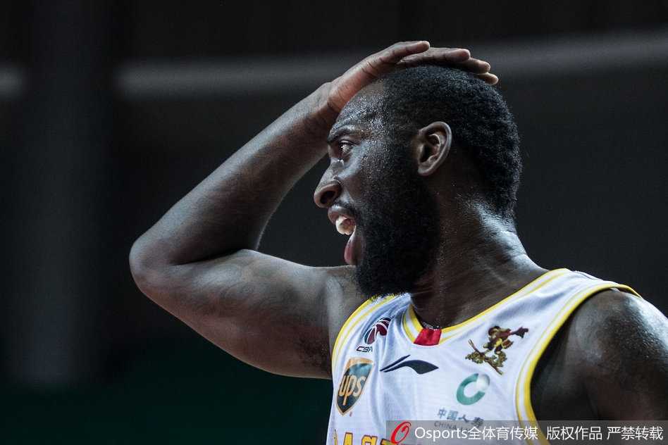 赛后，获胜的青岛队球员们难掩兴奋之情，他们围在一起，握紧双拳，共同庆祝这场来之不易的客场胜利，笑容绽放在每个人脸上。