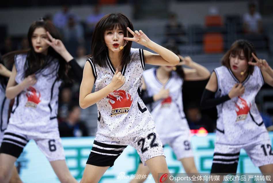 GNZ48全体助阵成员在宏远主场的大背景下合影，她们手牵手向观众致意，青春无敌的气息扑面而来，记录下这场跨界合作的珍贵瞬间。