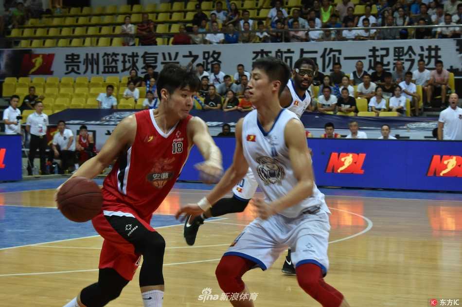 赛后安徽文一球员们围成一圈激情怒吼，与背景中失落离场的贵州球迷形成鲜明对比。