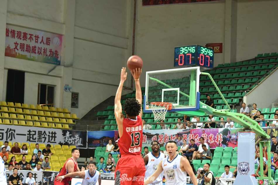 安徽文一队球员在遵义客场高高跃起，以一记势大力沉的单手劈扣点燃替补席，篮筐仿佛都在颤抖。