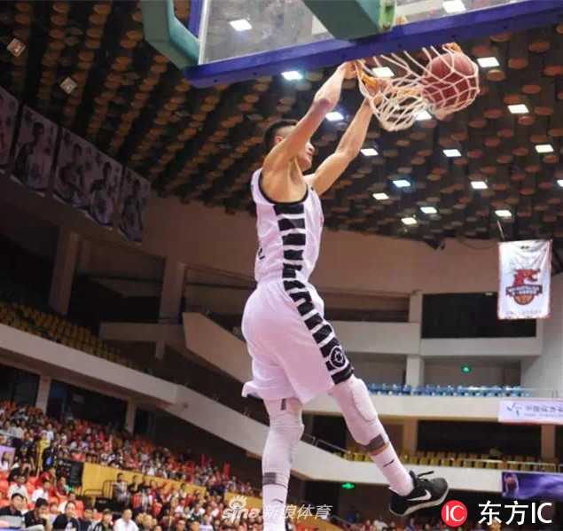 安徽文一主场氛围热烈，球迷们高举双手，目光紧紧锁定在球场中央即将执行关键罚球的吉布森身上，整个体育馆的空气仿佛都凝固了，等待着决定胜负的那一刻。