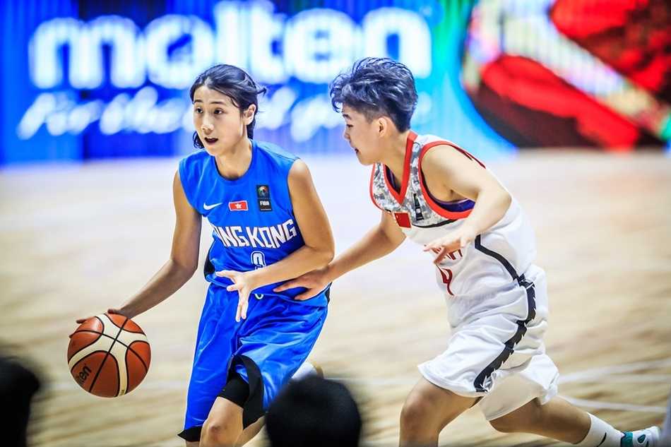 内线巨塔刘禹彤篮下卡位要球，身形优势明显，如同禁区内的定海神针。