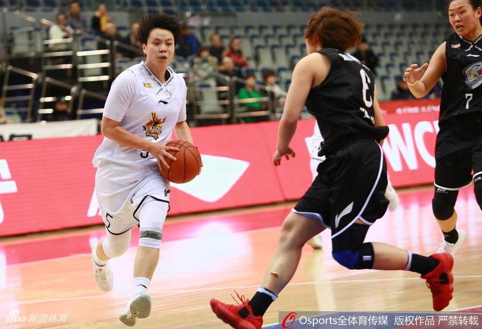 赛场边，一位小球迷举着加油牌，眼神专注地看着场内，她不仅是这场精彩比赛的见证者，更是中国女篮未来的希望之星。