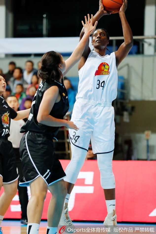 北京队外援福尔斯在浙江队多人围堵下奋力拼抢篮板，尽管她摘下了16个篮板，但难以凭借一己之力挽回败局。