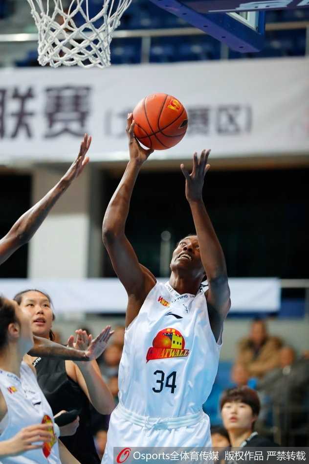 本场奇兵王海媚出手三分球瞬间，防守球员虽奋力封盖却为时已晚，此役她三分球弹无虚发，成为球队获胜的关键。