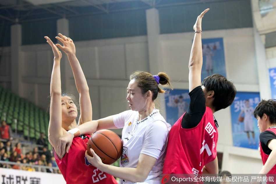 广东队外援约翰逊高高跃起，在四川队两名防守球员的夹击中将篮板球稳稳收入囊中