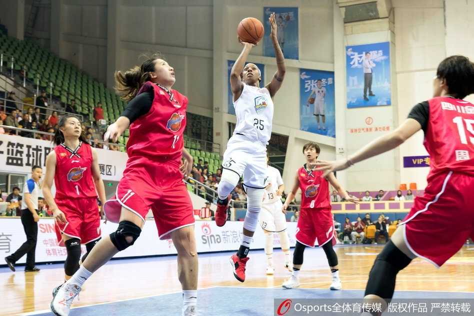 广东队后卫杨力维用标志性的快速突破撕破四川队防线，在身体对抗后依然将球送入篮筐