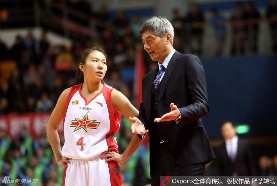北京首钢女篮主教练许利民场边指挥若定，他的战术部署让球队在客场始终掌握着比赛的主动权。