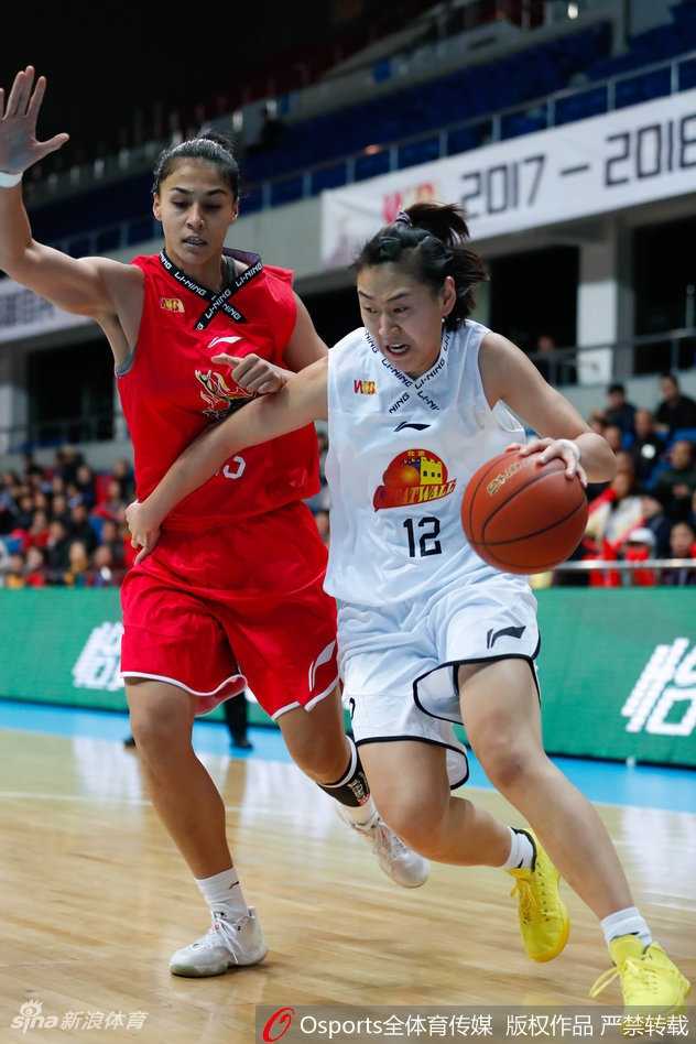 新疆队外援帕克在篮下高高跃起，以一敌三强势上篮，北京队防守球员只能望球兴叹。