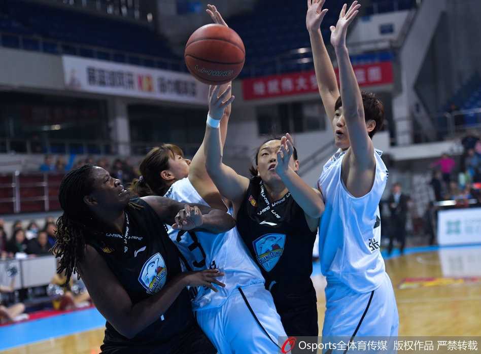 北京队外援伊曼尼在广东队李月汝和哈里斯的双人包夹下强行出手，尽管身高体重占优，但面对双塔她也显得举步维艰。