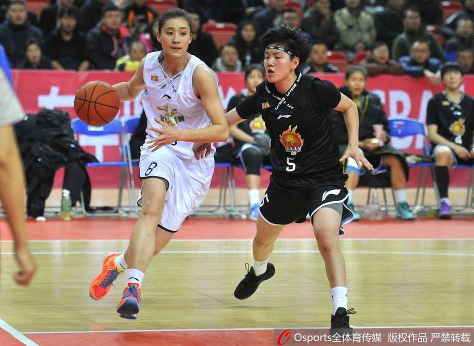 赛后，八一女篮球员们神情落寞地走向替补席，汗水湿透了球衣，这场惜败让姑娘们充满了不甘与遗憾，但现场的球迷依然给予她们鼓励的掌声