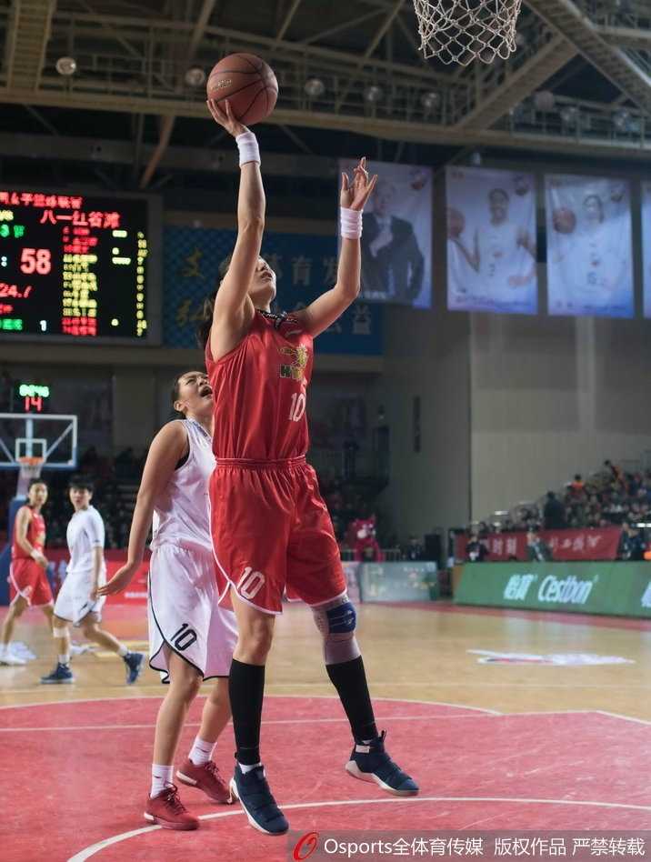 八一女篮将士们在赛前围成一圈，神情专注地执行战术布置，眼神中透露出对胜利的坚定渴望