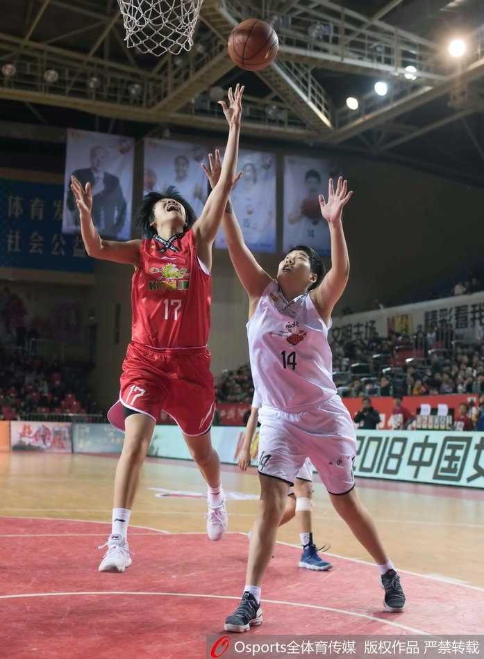 比赛结束后，八一队员露雯与孙梦然击掌相庆，脸上洋溢着胜利的喜悦，身后的记分牌记录着她们辉煌的战果