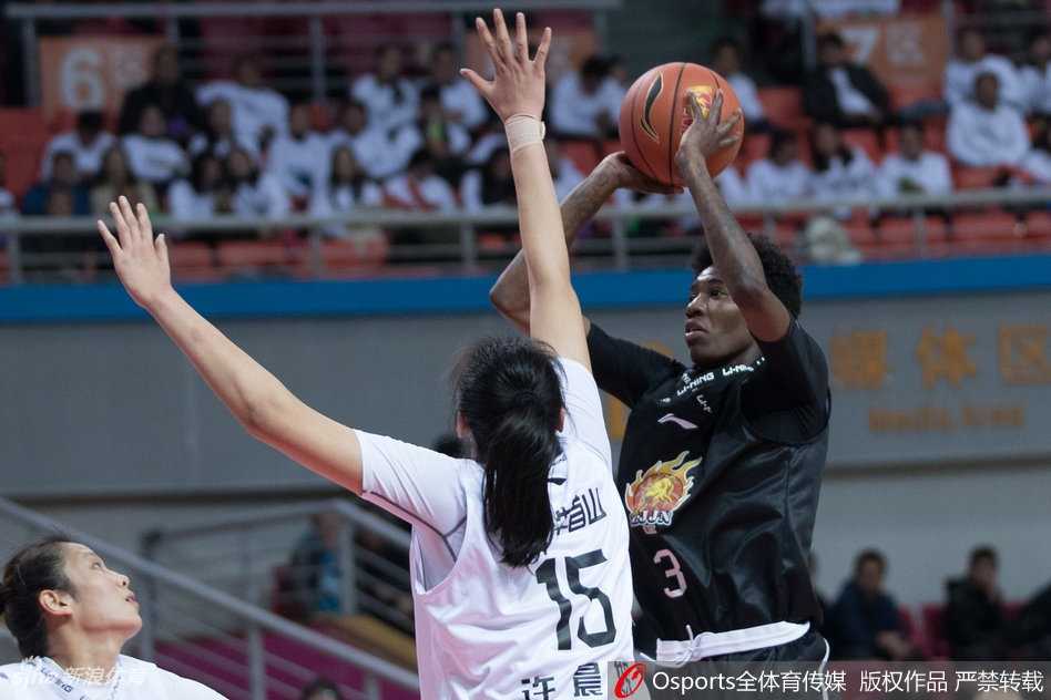 江苏女篮队员在主场球迷的助威声中，高高跃起跳球，比赛一触即发，空气中弥漫着紧张而热烈的气氛。