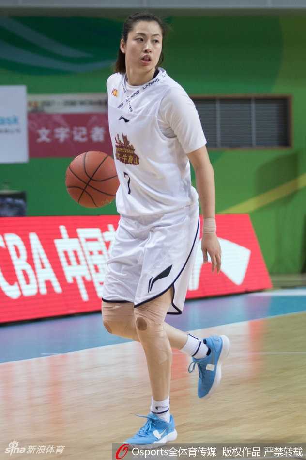 江苏队当家球星陈晓佳运球突破，她眼神坚定，面对浙江队的严密防守，从容地寻找着队友的跑位空当。