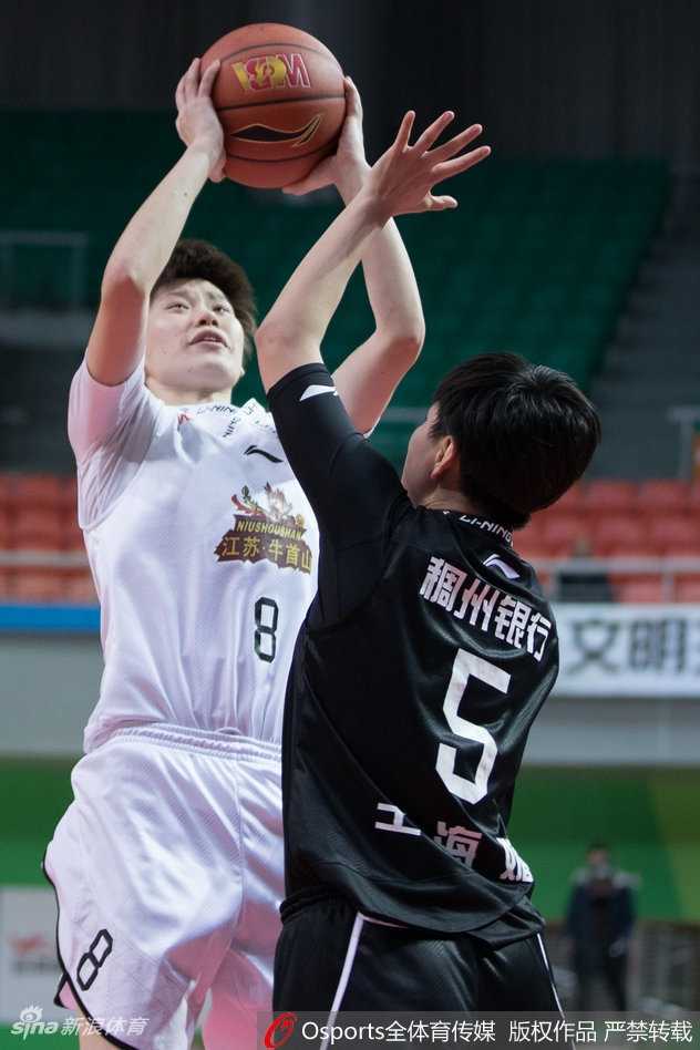 浙江队球员在江苏队的紧逼防守下强行突破，尽管比分落后，但她依然全力拼搏，展现了职业球员的坚韧精神。