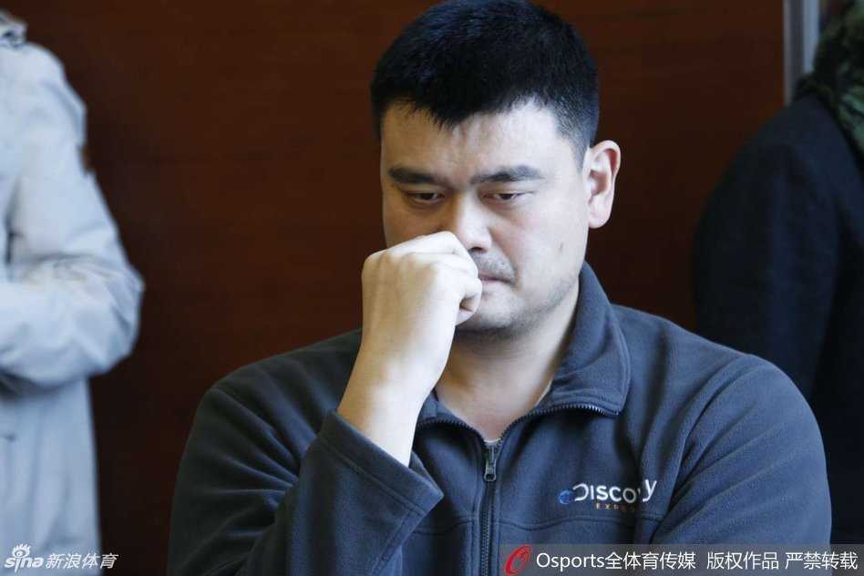 在政协体育界别小组讨论的间隙，姚明神情专注而严肃，眉宇间透露出对中国篮球未来的深深思索，仿佛正在脑海中推演改革的每一步棋局。