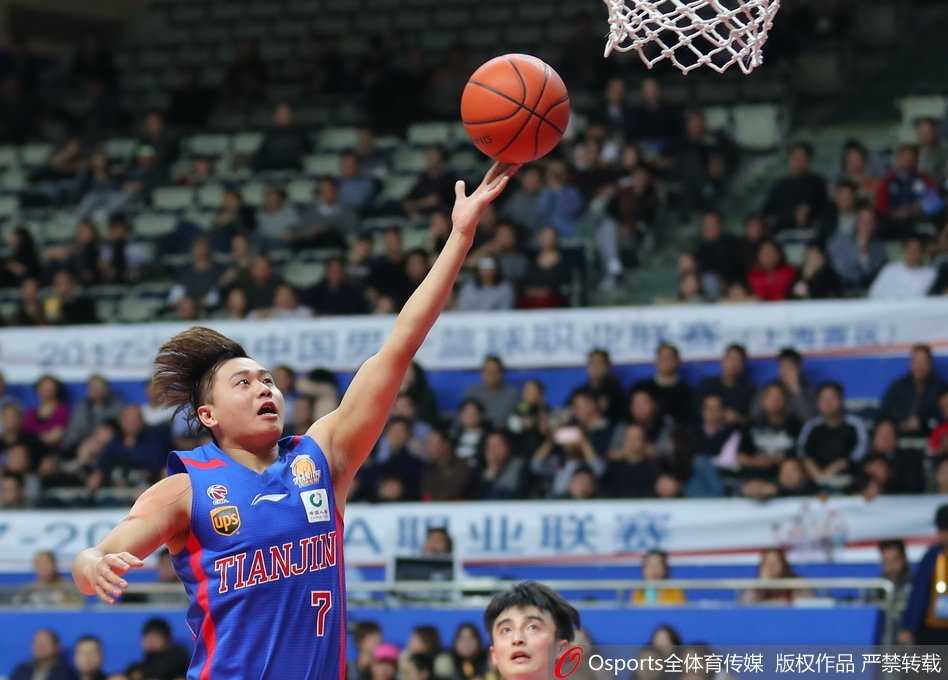 弗雷戴特在人群中高高跳起，完成了一次高难度的压哨上篮，这次精彩的进球帮助上海队以95-79的巨大优势进入末节决战。